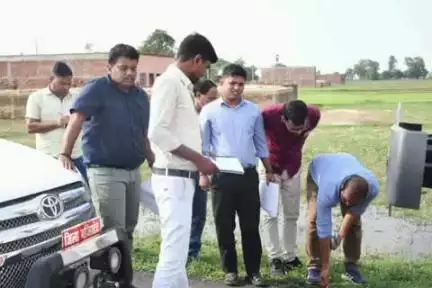 बांसी: मोहाना क्षेत्र के बलुई चौराहा गोवर्धनपुर संपर्क मार्ग का डीएम ने किया निरीक्षण, मैटेरियल लैब भेजने का निर्देश