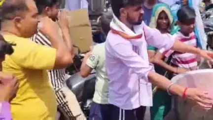अमरोहा: अमरोहा जिले भर में कांग्रेसियों ने मनाया कांग्रेस नेता राहुल गांधी का जन्मदिन, बांटा शरबत