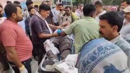 कोरांव: बड़ोखरा में कार और बस की टक्कर में पंचायत सेक्रेटरी गंभीर रूप से घायल, जिला अस्पताल किया गया रेफर