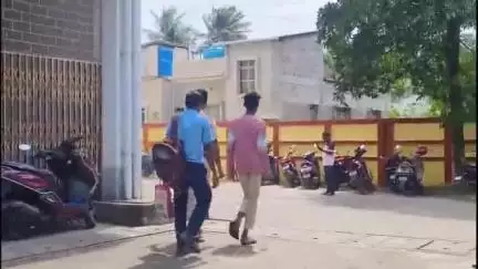 কাকদ্বীপ: নাবালিকা মেয়েকে অপর এ অভিযোগে গ্রেফতার এক ঢোলাট এলাকার ঘটনা আজ আদালতে পেশ করল
