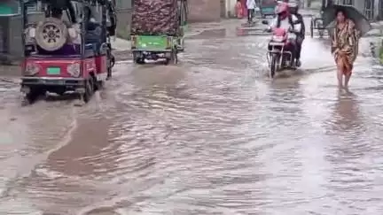 হবিবপুর: আইহো বাসন্তী মোড় সড়কের উপর থই থই জল সমস্যায় পড়ছেন যানবাহন চালক থেকে শুরু করে সাধারণ পথচারী #jansamasya