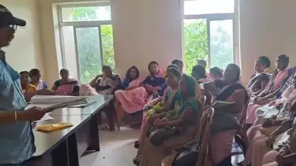 अरेराज: संग्रामपुर पीएचसी में स्वास्थ्य कर्मियों के साथ समीक्षा बैठक की गई, दिए गए आवश्यक निर्देश