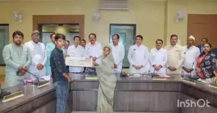 लातूर: लातूर जिल्हा मध्यवर्ती बँकत मयत सभासदांच्या वारसांना  जनता अपघात विमा धनादेशाचे वितरण