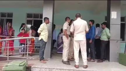 ঢেকিয়াজুলি ভাগ: বিত্তীয় প্ৰতিষ্ঠানৰ ঋণ সংক্ৰান্তীয় বিত্তীয় খেলি-মেলিৰ সৈতে জড়িতৰ সন্দেহত ঢেকীয়াজুলিত মহিলা কৰ্মচাৰীসহ যুৱকক গ্ৰেপ্তাৰ
