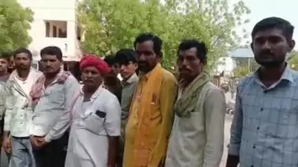 बाड़मेर: श्मशान घाट के रास्ते पर खेजड़ी के वृक्ष पर पेट्रोल डालकर जलाने को लेकर ग्रामीणों ने किया प्रदर्शन
