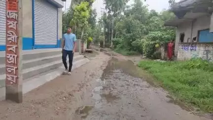 নাকাশিপাড়া: কাঁঠালবেড়িয়ায় বেহাল রাস্তা, অল্প বৃষ্টিতে জল জমে দুর্ভোগে স্থানীয়রা #jansamasya