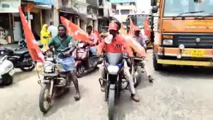 తల్లికి వందనం నగదును మున్సిపల్‌ కార్మికులకు వర్తింప చేయాలని పట్టణంలో సీఐటీయూ ఆధ్వర్యంలో బైక్ ర్యాలీ