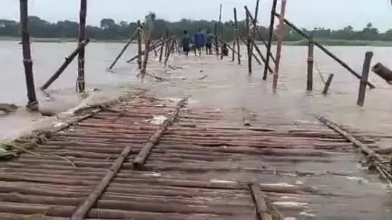 ঝাড়গ্রাম: কংসাবতী নদীর জল বৃদ্ধি পাওয়ায় আমাদইতে ডুবে গেল বাঁশের সাঁকো, বিচ্ছিন্ন আমাদই ও কঙ্কাবতীর যোগাযোগ ব্যবস্থা