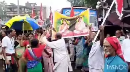 বাগদা: তৃণমূলের দলীয় সভায় মমতা ঠাকুরকে কুকথা বলার প্রতিবাদে বাগদায় বৃষ্টি মাথায় রাস্তা অবরোধ মতুয়াদের