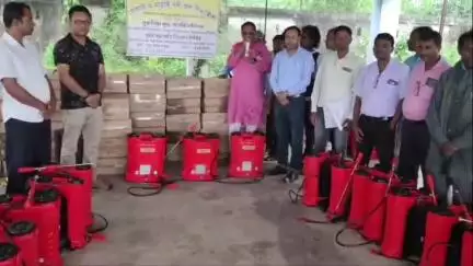 পাড়া: পাড়া কৃষক বাজারে গোয়াই ও হাড়াই নদী জল বিভাজিকা প্রকল্পের চাষীদের কৃষি যন্ত্রপাতি প্রদান করা হলো