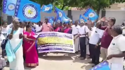 தேனி: பங்களா மேட்டில் தமிழ்நாடு அரசு ஊழியர் சங்கம் சார்பில் மறியலில் ஈடுபட்டவர்களை கைது செய்த போலீசார்