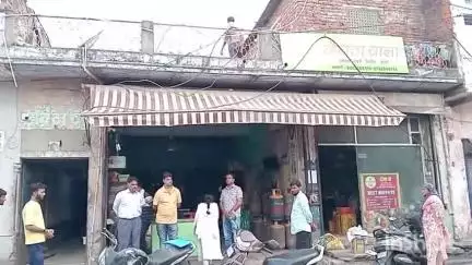 दौसा: नगर परिषद की सील खोलने के बाद रसद विभाग और फूड इंस्पेक्टर ने डोवठावाला के मिठाई के कारखाने पर फिर की कार्रवाई, लिए सैंपल