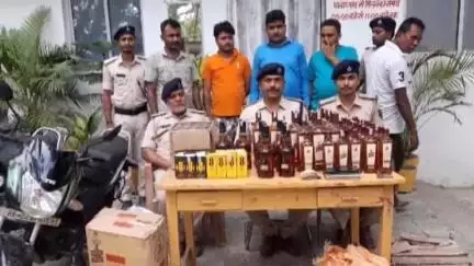 अरेराज: भवानीपुर से पुलिस ने 190 लीटर विदेशी शराब, दो बाइक और नगदी के साथ चार तस्करों को किया गिरफ्तार