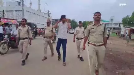 खंडवा नगर: रंगदारी टैक्स वसूलने वाले गुंडे को पुलिस ने पकड़ा, निकाला जुलूस