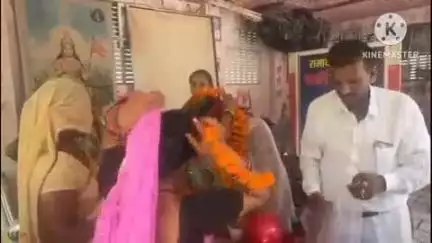 कुचामन सिटी: राहुल गांधी के जन्मदिन पर महिला कांग्रेस प्रदेश अध्यक्ष सारिका सिंह ने वाल्मीकि बस्ती में बांटे सेनेटरी पैड