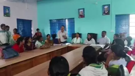 टाटीझरिया: टाटीझरिया पंचायत भवन में धरती आबा जनजातीय ग्राम उत्कर्ष अभियान के तहत शिविर लगा, लाभुकों को योजनाओं से जोड़ा गया