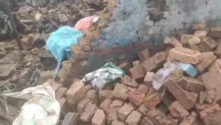 জামুরিয়া: বাকশিমুলিয়াতে অতিরিক্ত বৃষ্টি কারণে একটি বাড়ি ভেঙে পড়ে মৃত 1