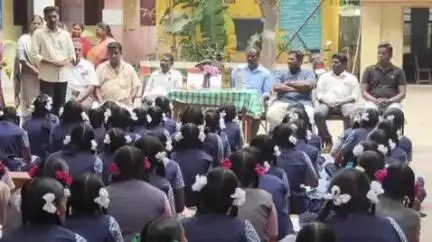 சேந்தமங்கலம்: கோடைக்கால சிலம்பம் பயிற்சி-சேந்தமங்கலத்தில் உள்ள அரசு பள்ளி மாணவிக்கு வீரமங்கை விருது வழங்கப்பட்டது