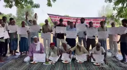 राजातालाब: मौसम ठीक होते ही गंजारी में एक बार फिर धरने पर बैठे किसान, प्रशासन को दी बड़े आंदोलन की चेतावनी