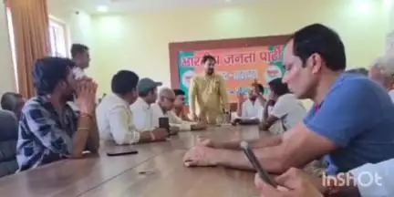 बागपत: BJP जिला कार्यालय बागपत पर आगामी कार्यक्रम 'एक पेड़ मां के नाम' को लेकर आयोजित बैठक में पुलिस की कार्यशैली पर उठाए सवाल