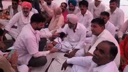 सिंचाई पानी की मांग को लेकर महाराजा गंगा सिंह चौक पर विधायक व किसानों का आमरण अनशन जारी
