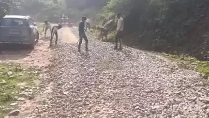 चिड़गांव: डोडरा क्वार सड़क मार्ग पर पीडब्ल्यूडी विभाग द्वारा रोड़े बिछाने का कार्य लगातार जारी
