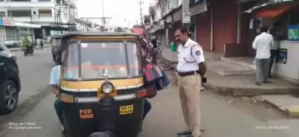 ಕಲಬುರಗಿ: ನಗರದಲ್ಲಿ ಟ್ರಾಫಿಕ್ ಪೊಲೀಸರ ಕಾರ್ಯಾಚರಣೆ 40 ಆಟೋ ಎರಡು ಶಾಲಾ ವಾಹನಗಳ ವಿರುದ್ಧ ಪ್ರಕರಣ ದಾಖಲು
