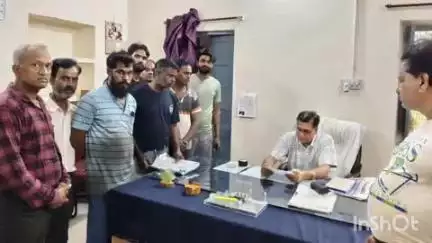 कपासन: कपासन में सड़क किनारे केबीन लगाकर रोजी-रोटी कमाने वालों ने SDM के नाम तहसीलदार को सौंपा ज्ञापन, केबीन नहीं हटाने की मांग
