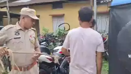 মৰিগাঁও: বিক্ৰীৰ বাবে নিয়া অৱস্থাত আৰক্ষীয়ে দন্দুৱাৰ পৰা মণিকূটত ব্যৱহাৰ কৰা কাঁহ-পিতলৰ সামগ্ৰীসহ কৰায়ত্ত কৰে দুটা চোৰ