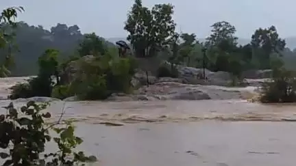रनियां: कोटांगेर और बेरनीबेडा में कोयल नदी में मछली पकड़ने गए दो लोग नदी के बीच फंसे