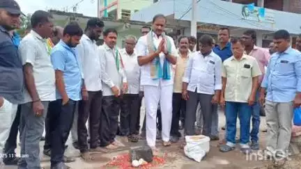 కరీంనగర్: వర్షాలు పడితే ఇండ్లలోకి నీరు వస్తున్నాయి దుర్శేడ్ గ్రామస్థుల ఆవేదన వెంటనే స్పందించిన సుడా చైర్మన్ నరేందర్ రెడ్డి