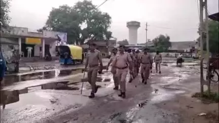 ખંભાત: નગરા અને નેજા ગામોમાં ગ્રામ પંચાયતની ચૂંટણીને પગલે પી.આઇની અધ્યક્ષતામાં પોલીસ દ્વારા ફૂટ પેટ્રોલિંગ યોજાઈ