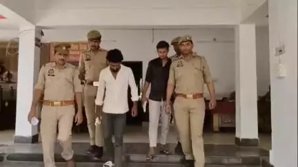 धनौरा: गजरौला पुलिस ने बसैली रेलवे फाटक के पास चेकिंग के दौरान दो युवकों को तमंचों के साथ किया गिरफ्तार