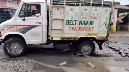 নিতুড়িয়া: লাগাতার দুদিনের টানা বৃষ্টিতে রাস্তা যেন পুকুরে পরিণত হয়েছে পুরুলিয়া বরাকর রাজ্য সড়কের  পারবেলিয়ে এলাকায় #jansamasy