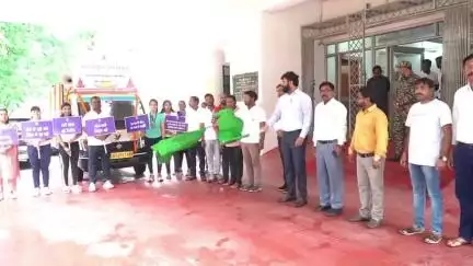 जशपुर: योग जागरूकता रथ को कलेक्टर और नगर पालिका अध्यक्ष ने दिखाई हरी झंडी, जिलेभर में करेगा योग का प्रचार
