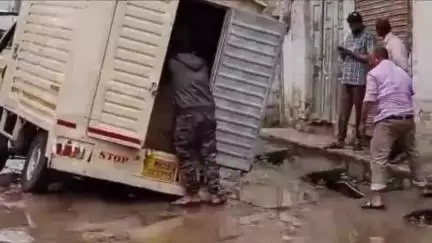 खुलताबाद: शहराचा मुख्य रस्ता झाला मातीचा दलदल, वाहनधारकांची कसरत #Jansamasya
