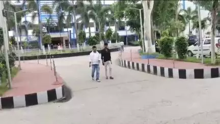 सुपौल: युवा कांग्रेस के बिहार प्रदेश सचिव लक्ष्मण कुमार झा ने बिजली समस्या पर ज़िला पदाधिकारी को ज्ञापन सौंपा