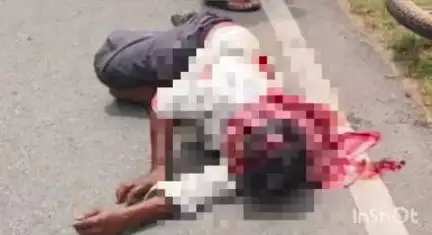 घोरावल: करमा बाजार में पिकअप से टकराई बाइक, 2 की मौत; मामा का शव लेने जिला अस्पताल जा रहा था भांजा