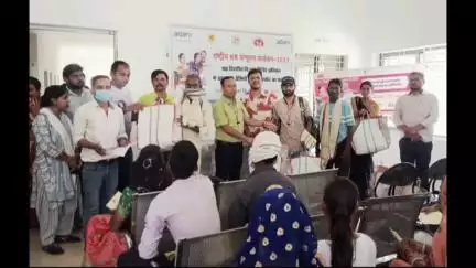 विजयराघवगढ़: अडानी फाउंडेशन कैमोर सीमेंट वर्क्स ने सिविल अस्पताल विजयराघवगढ़ में 160 टीबी मरीजों को पोषण किट दी