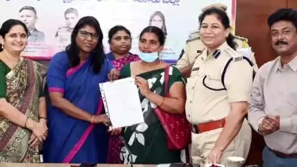 ఏలూరు జిల్లాలోని నాటుసారా తయారీని విడిచిపెట్టిన 40మంది తయారీదారులకు రుణాలను అందజేసిన జిల్లా కలెక్టర్ వెట్రిసెల్వి