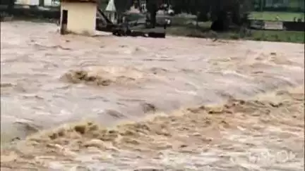 जशपुर: जशपुर जिले से आई दो तस्वीरें: एनीकट पार कर रहा ट्रैक्टर चालक बाढ़ में फंसा, ईब नदी का पुल डूबने से लोग फंसे