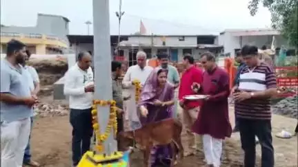 खंडवा नगर: खंडवा की गणेश गौशाला को मिली सोलर हाई मास्ट की सौगात