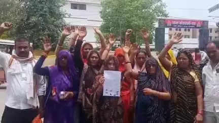 राठ: मलौंहा गांव के दबंग पिता-पुत्र से परेशान ग्रामीण महिलाओं ने दर्जनों की संख्या में एकत्रित होकर राठ कोतवाली में दी तहरीर