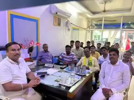 दाउदनगर: पटना रोड स्थित प्रदेश उपाध्यक्ष के कार्यालय में लोजपा (रामविलास) कार्यकर्ताओं और हैंड्स ऑफ प्रकाश चंद्रा की बैठक हुई