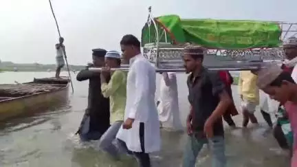 ठाकुरगंज: दल्लेगांव में मैय्यत को कब्रिस्तान तक पहुँचाने के लिए नाव बनी सहारा, वीडियो वायरल