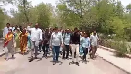 बीकानेर: अंग्रेजी माध्यम स्कूलों में पदस्थापन की मांग को लेकर शिक्षकों का प्रदर्शन, कल से निदेशालय के सामने अनिश्चितकालीन धरना
