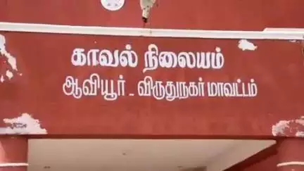 காரியாபட்டி: மதுரை தூத்துக்குடி தேசிய நெடுஞ்சாலையில் தனியார் பேருந்தில் பயணம் செய்த கல்லூரி மாணவர் தவறி கீழே விழுந்த விபத்தில் காயம்