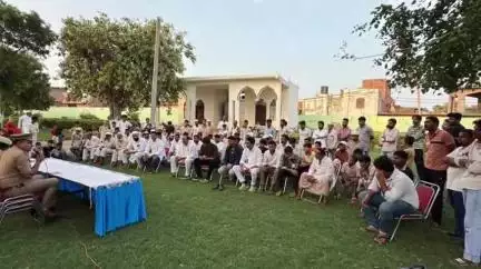 कैराना: कैराना क्षेत्र के गांव भूरा व गोगवान में कोतवाल ने की बैठक, नशा मुक्ति और साइबर अपराधों के प्रति किया जागरूक