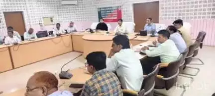 बलिया: जिलाधिकारी मंगला प्रसाद सिंह की अध्यक्षता में कलेक्ट्रेट सभागार में जिला पर्यावरण समिति की बैठक हुई