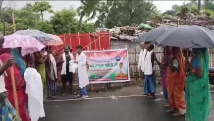 सुपौल: युवा कांग्रेस ने राहुल गांधी का जन्मदिवस मनाया, लोगों को छाता व अंगवस्त्र वितरित किए